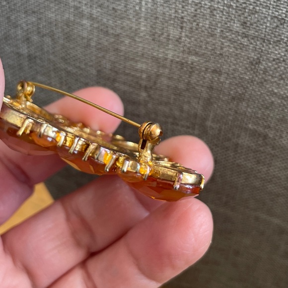 Elegant Gold Color Brooch - Picture 7 of 10